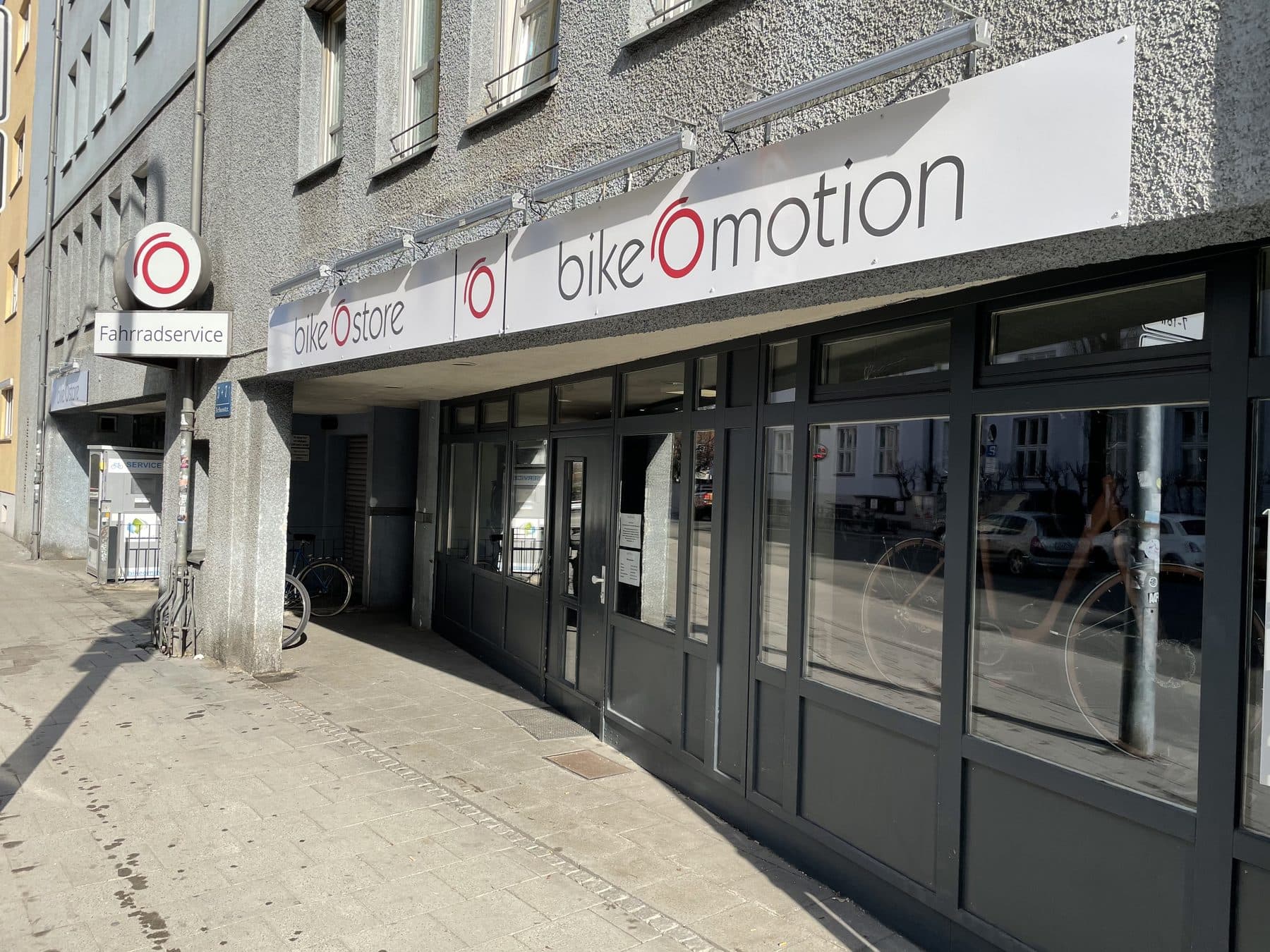 Ladenfront des bikeOstore in Giesing mit den Schildern bikeOstore und bikeOmotion
